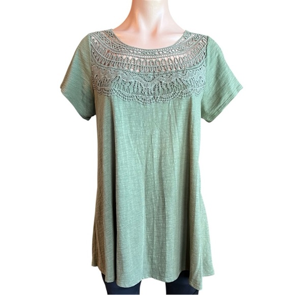 Liz Lange Green Embellished Flutter Sleeve Tunic - Picture 1 of 3